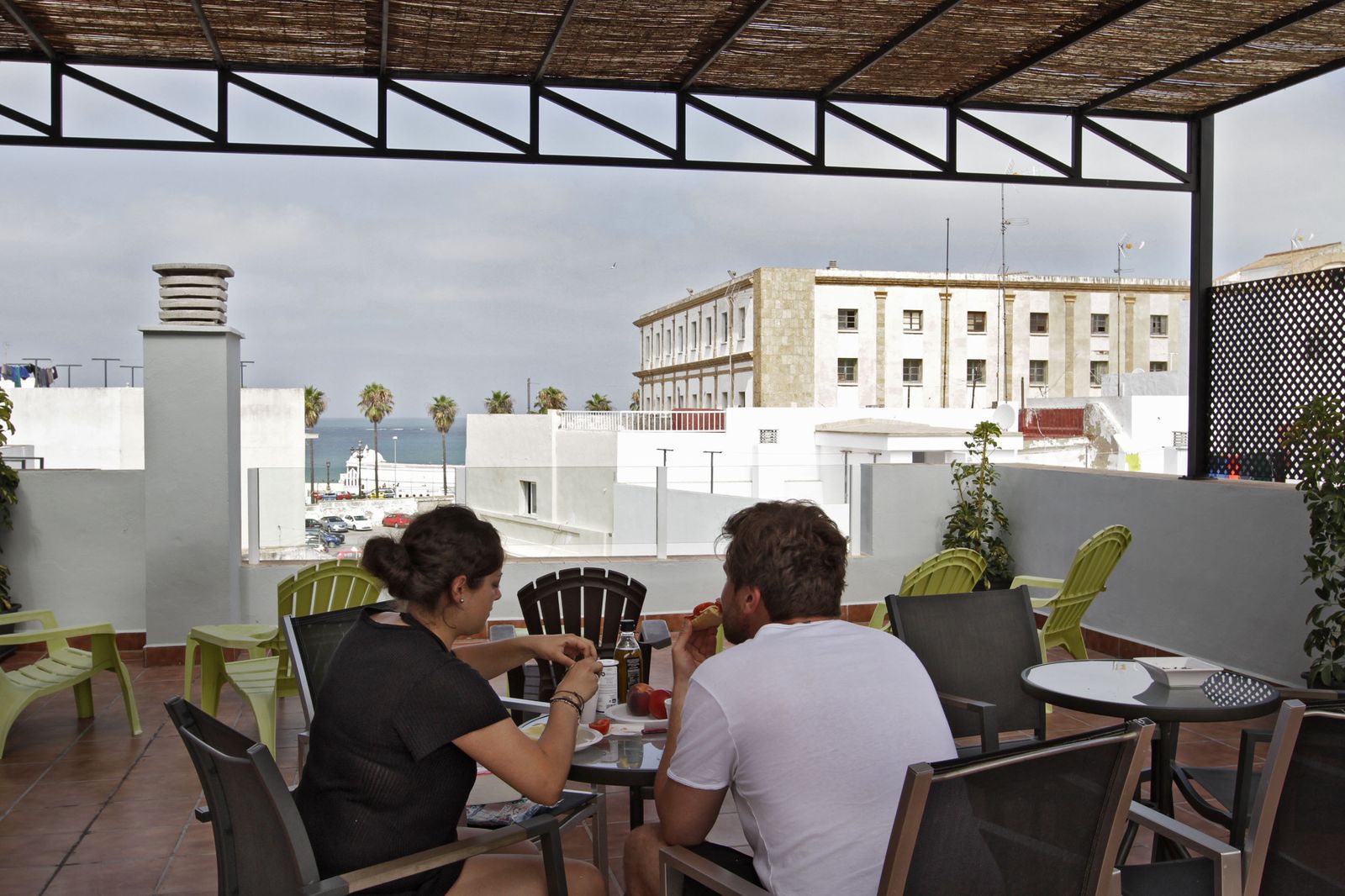 Turistas desayunan en la azotea de un apartamento en Cádiz.