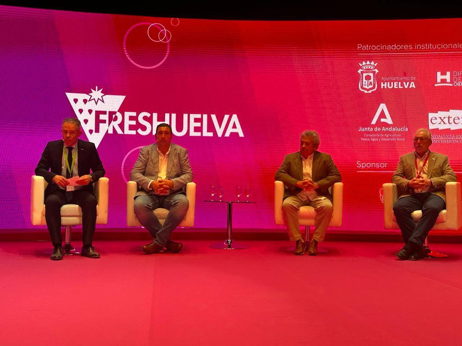Presentación del proyecto de desaladora en el Congreso Internacional de Frutos Rojos.