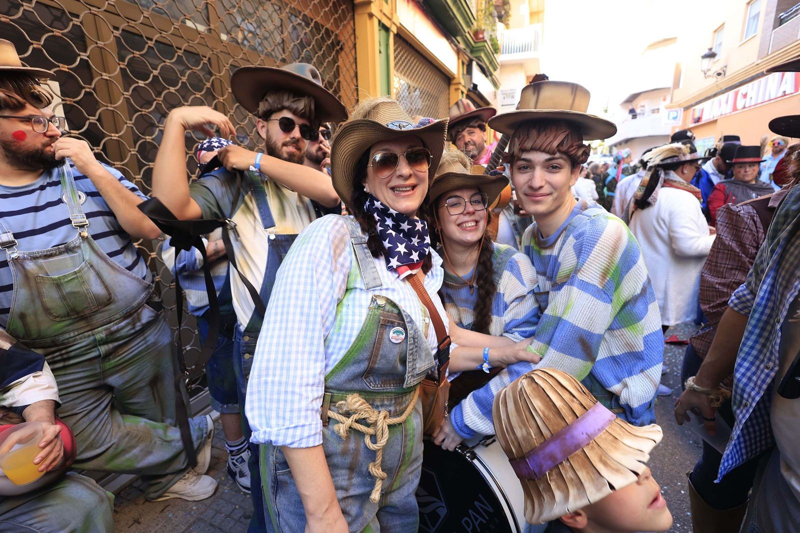 Búscate en las fotos de la cabalgata del Carnaval de La Línea 2026