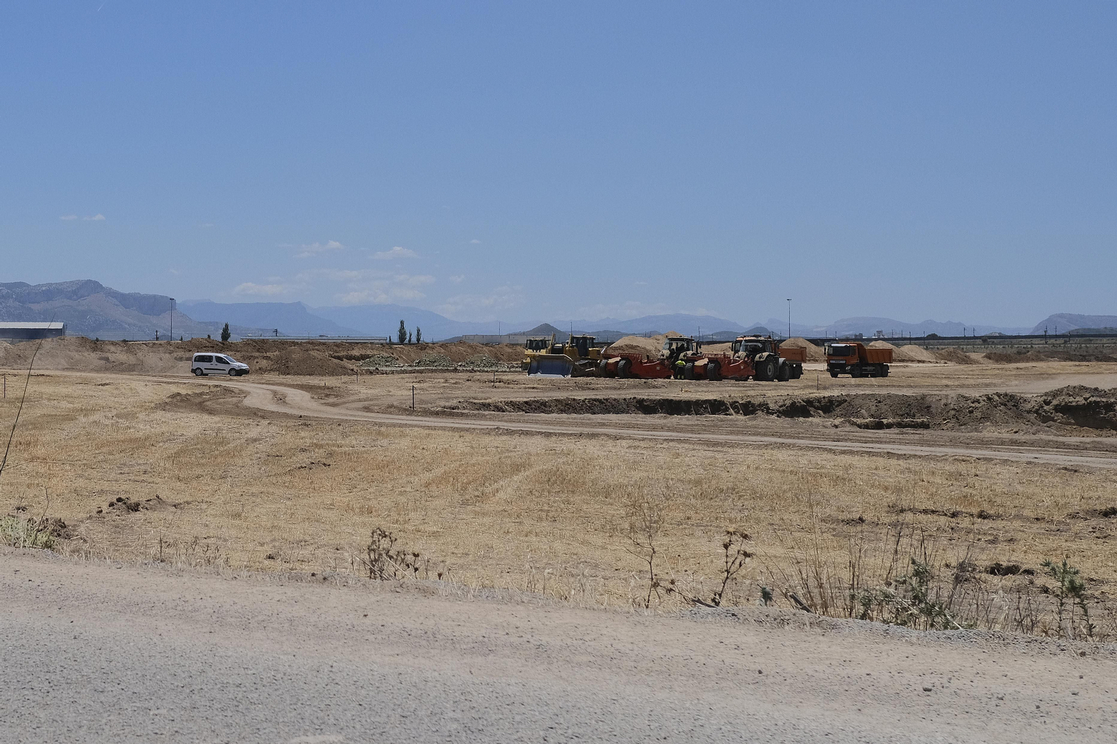 Equipos de movimiento de tierras ya trabajan en el Puerto Seco.