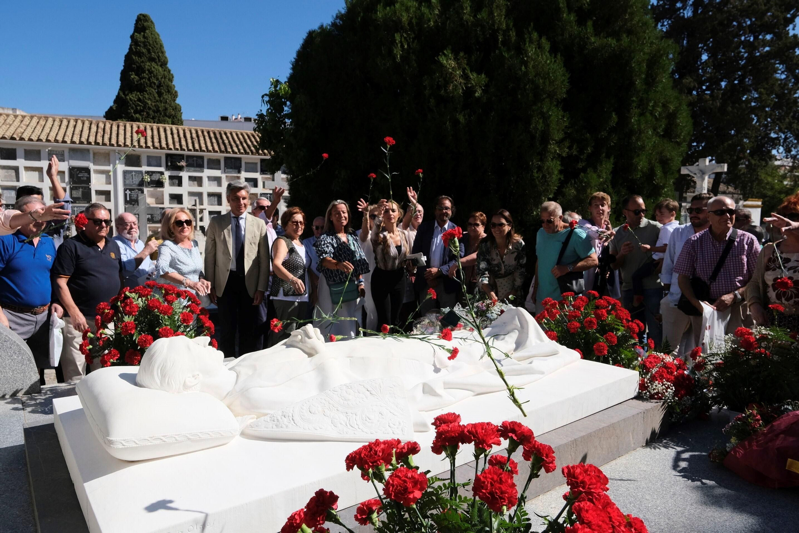 Las fotografías de la ofrenda floral a Manolete en Córdoba: entre claveles rojos y hazañas
