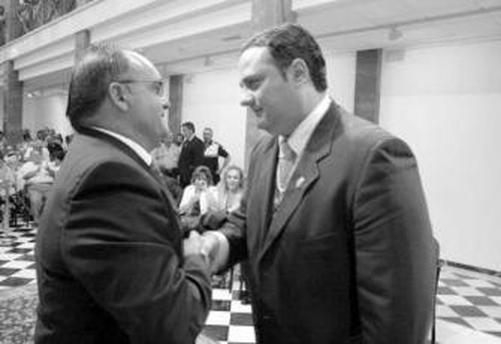 Vicente Ballesteros, a la izquierda, saluda al alcalde Pablo García.