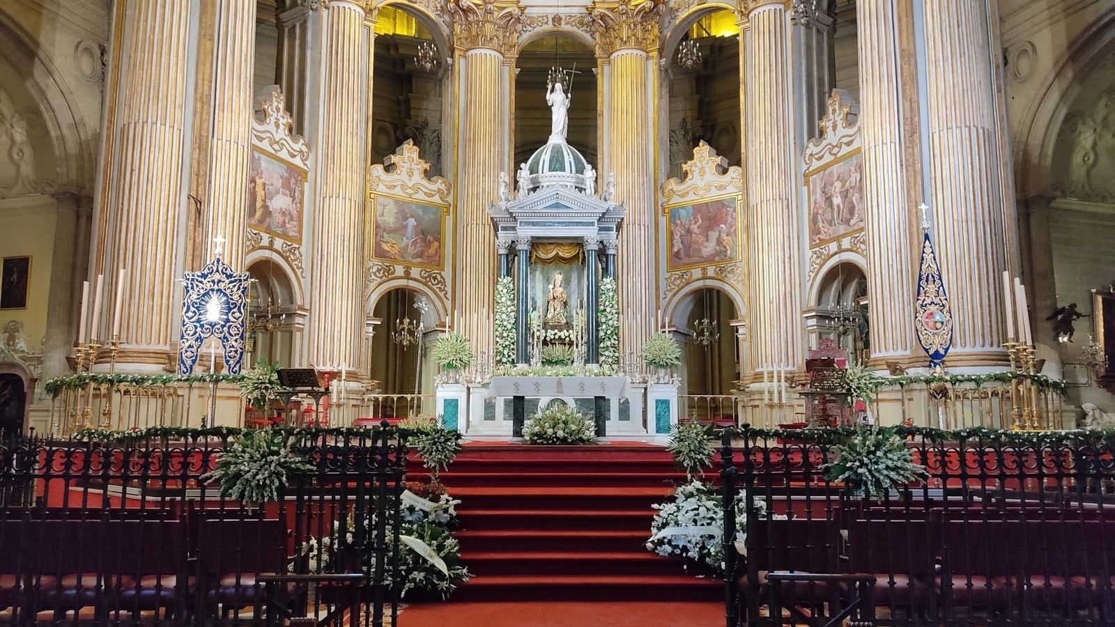 Altar mayor de la Catedral presidido por Santa María de la Victoria.