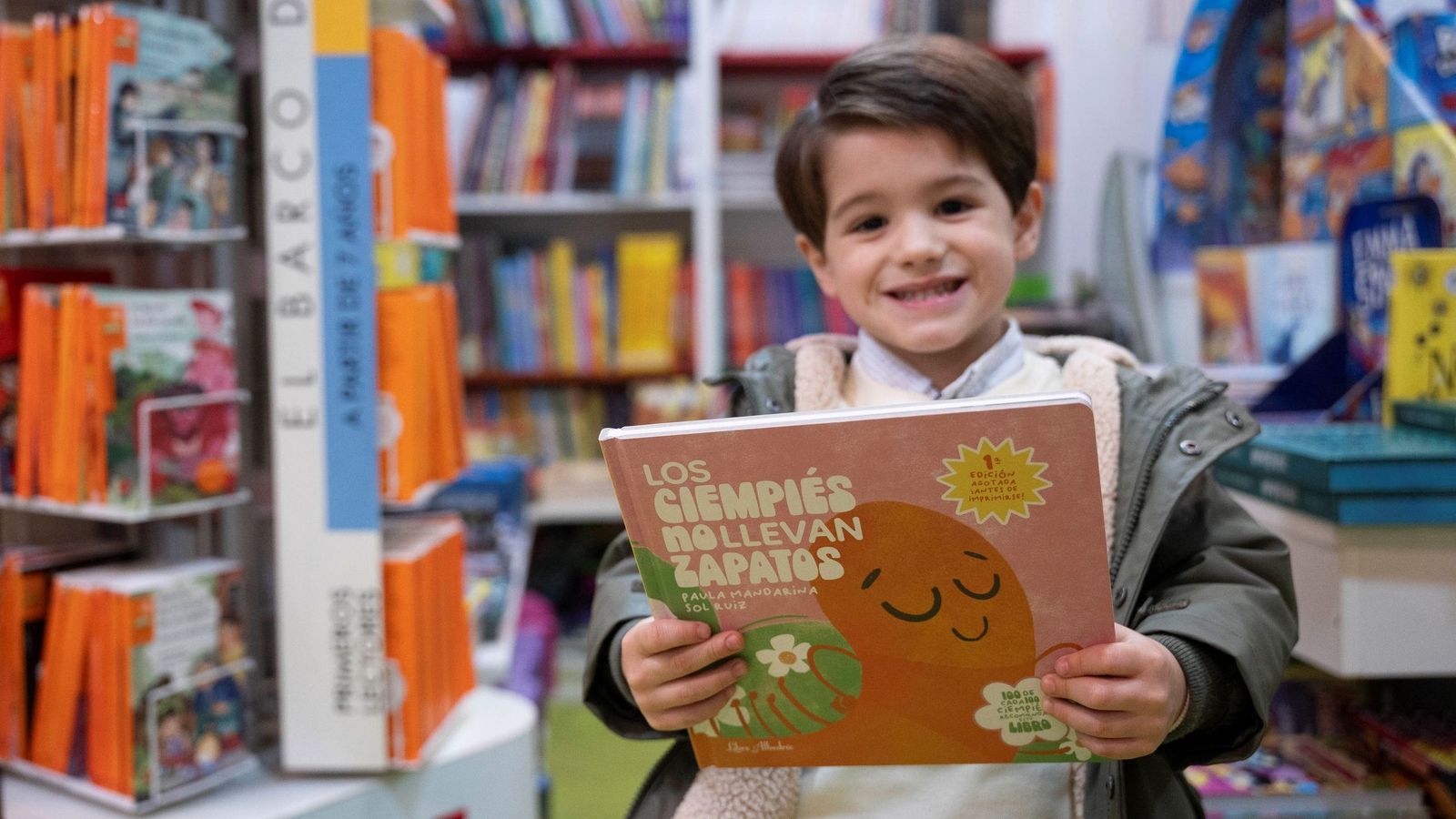 Los ciempiés no llevan zapatos, de Paula Mandarina y Sol Ruiz (Libre Albedrío) | Un libro para que los más pequeños de la casa se diviertan mientras aprendan. Con texto de Paula Mandarina e ilustraciones de Sol Ruiz (autora de "El libro secreto de los vampiros"), "Los ciempiés no llevan zapatos" es una tierna historia que nos invita a contar y restar los zapatitos de Ginés Ciempiés, que un día se tropezó y perdió diez zapatitos. Está narrada con letra mayúsculas para aprender a leer y con un final feliz e inesperado.