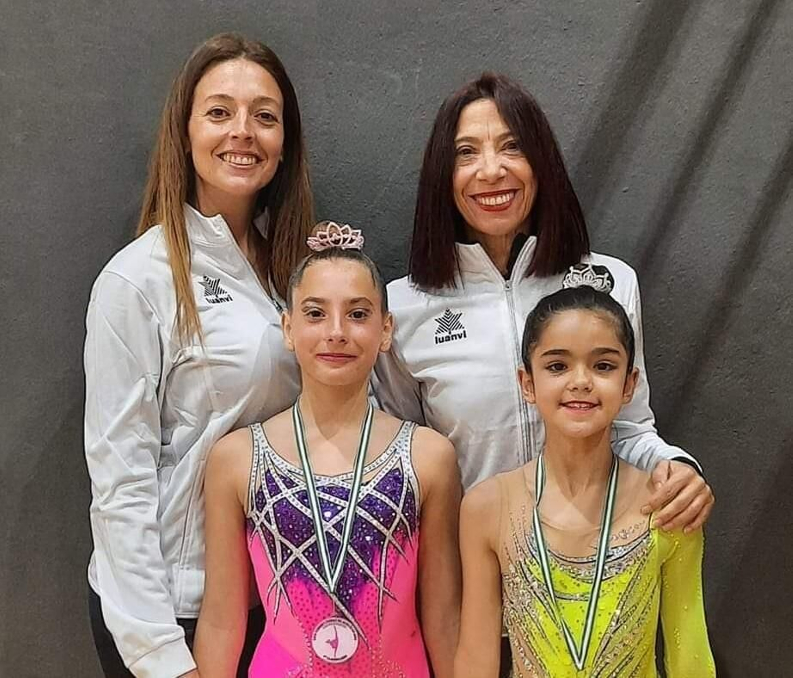 Lidia López y Lola Vila con las entrenadoras María Marchena e Inma Arias.