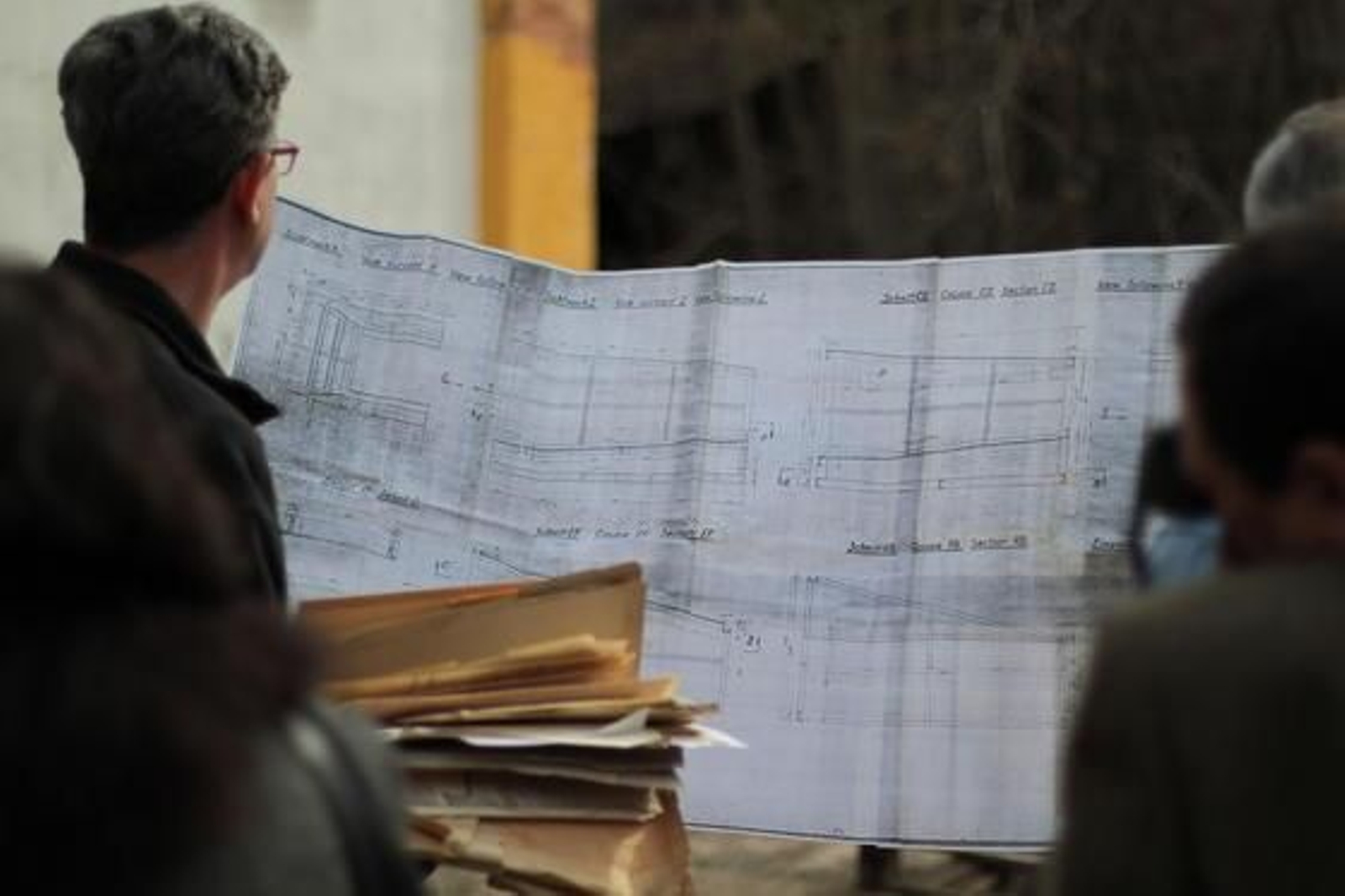 Parte del archivo histórico de la antigua Fábrica de Vidrios de la Trinidad que se han encontrado dentro del inmueble y recuperados por el profesor Julián Sobrino.

Foto: Samara Calero