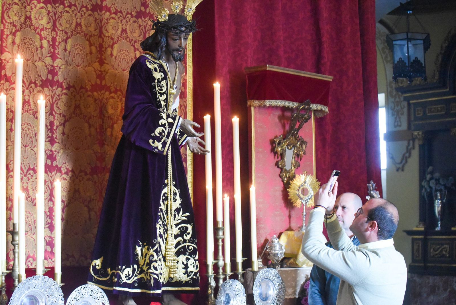 Las fotos del solemne besapiés del Señor de la Humildad y Paciencia de Córdoba