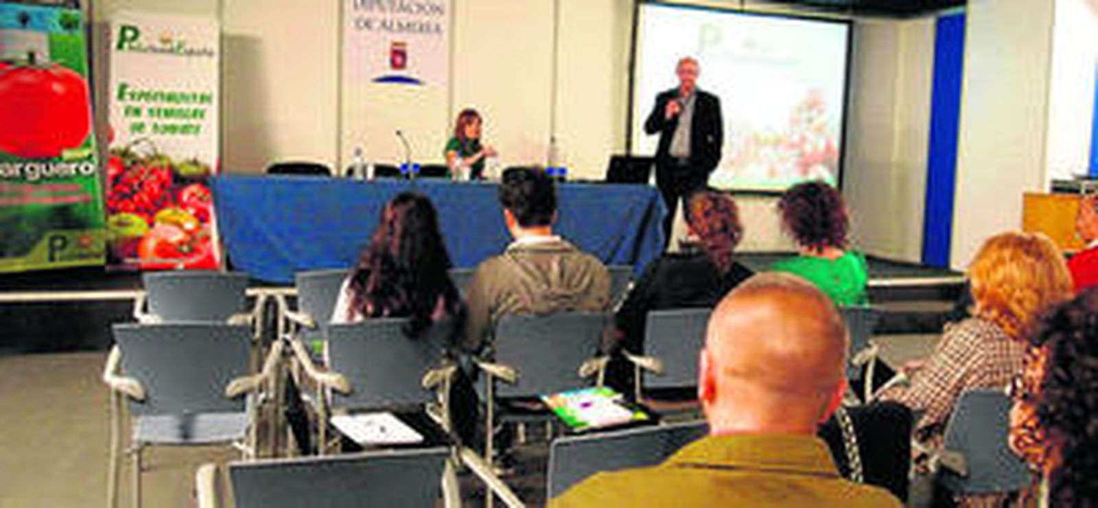 Manuel López, gerente de Philoseed España, presentando el nuevo producto de la casa de semillas en Expo Agro.