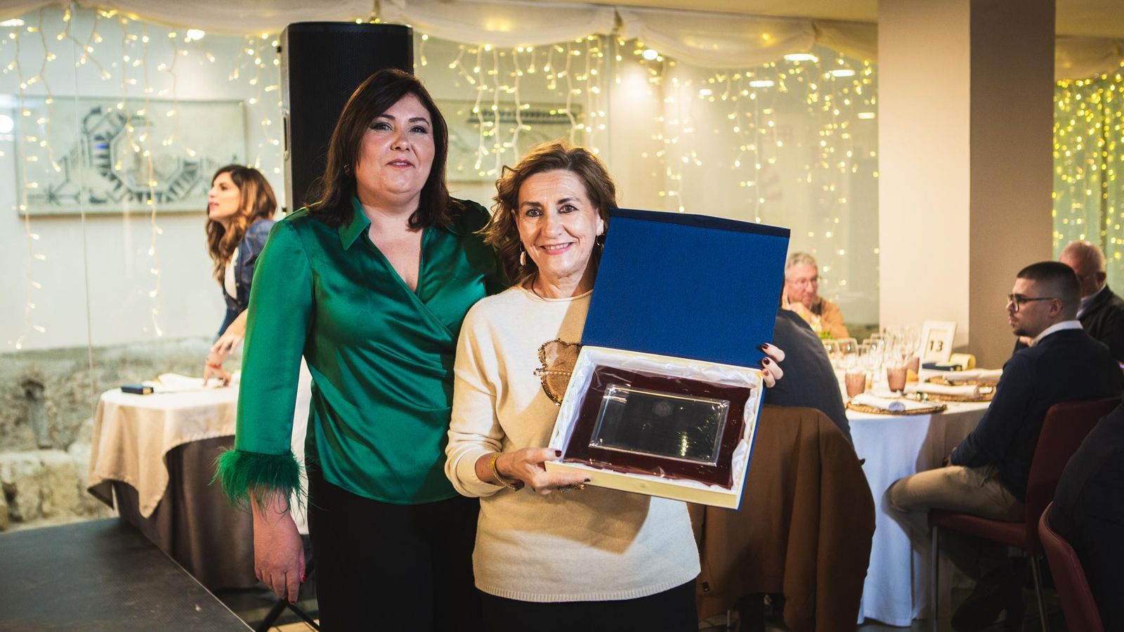 La presidenta del Colegio Oficial de Graduados Sociales de Córdoba, Carmen María Castro Coto, hizo entrega de las placas de Honor a los colegiados que han pasado a la jubilación.