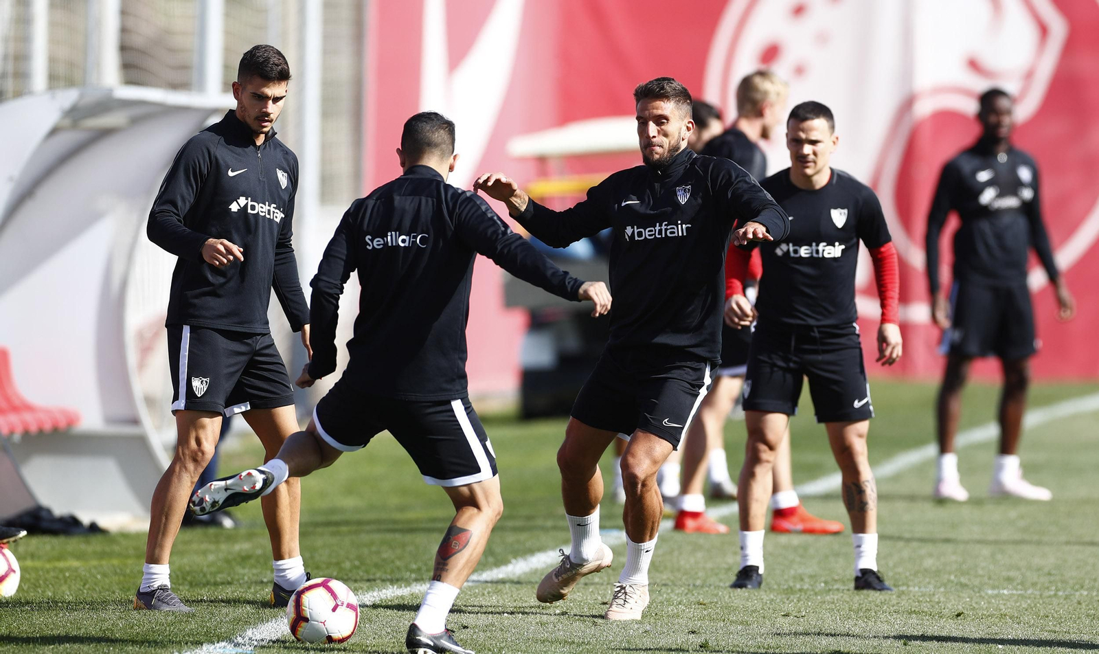 Andre Silva, en un rondo con Banega, Carriço y Roque Mesa, otra opción para el once.