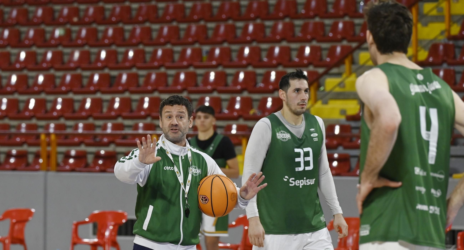 Alfredo Gálvez da órdenes a Jacob O'Connell en presencia de Ale Peralta.