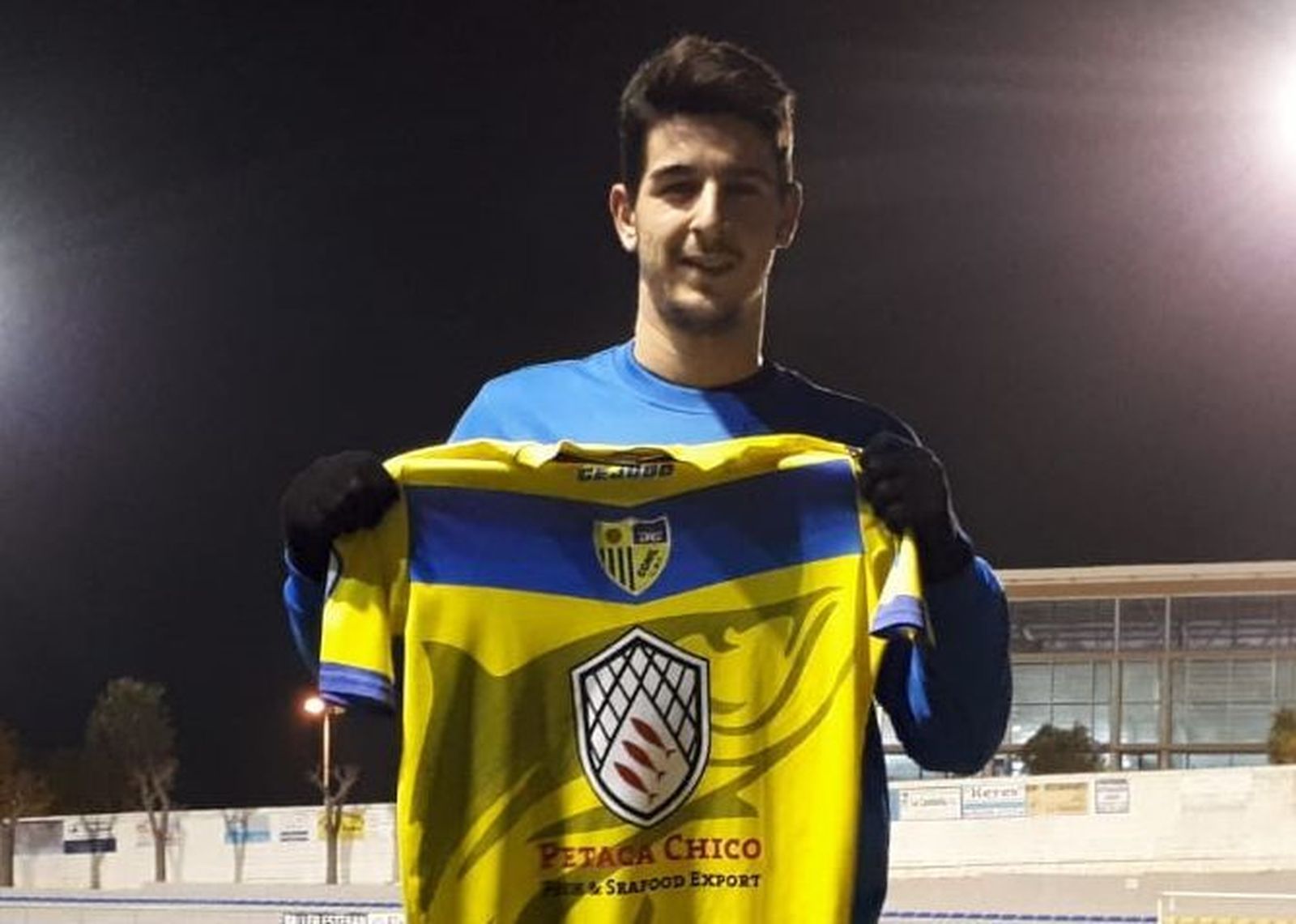 Cristian Orihuela posa con su nueva camiseta en el Pérez Ureba.