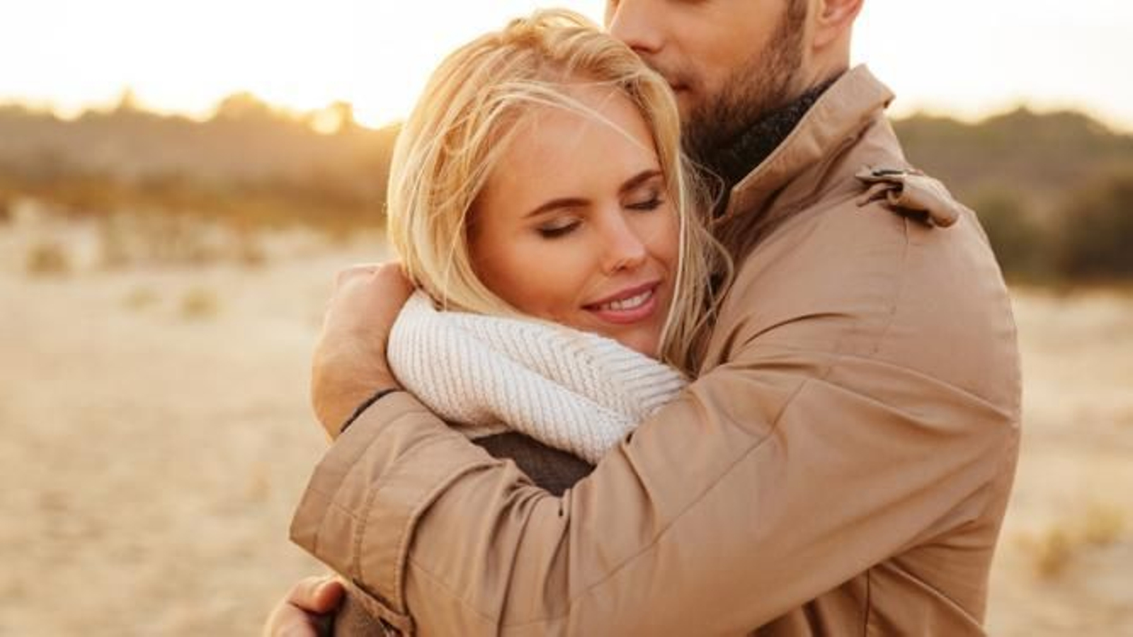 Pareja dándose un abrazo.