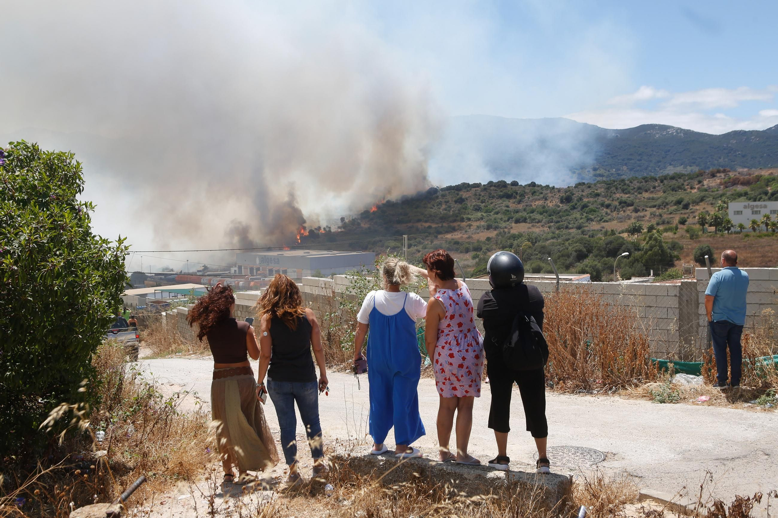 Las fotografías del incendio en el paraje de Botafuegos, en Algeciras