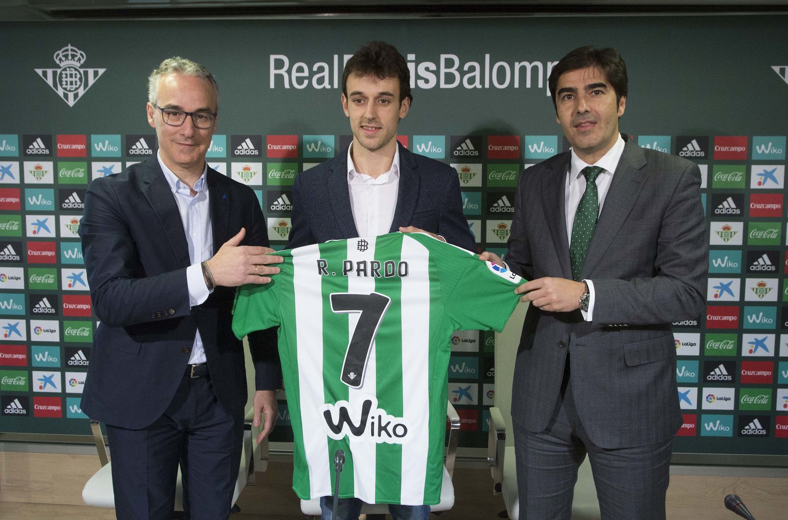 Pardo, con su nueva camiseta, flanqueado por Torrecilla (i) y Haro (d).