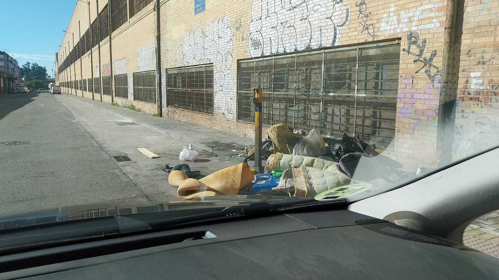 Vista de las basuras junto a una de las naves de Navisa.