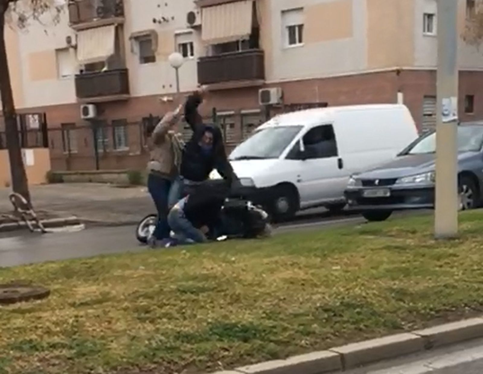 Captura de vídeo del inicio de la pelea entre un conductor y un motorista que acabó finalmente en reyerta.