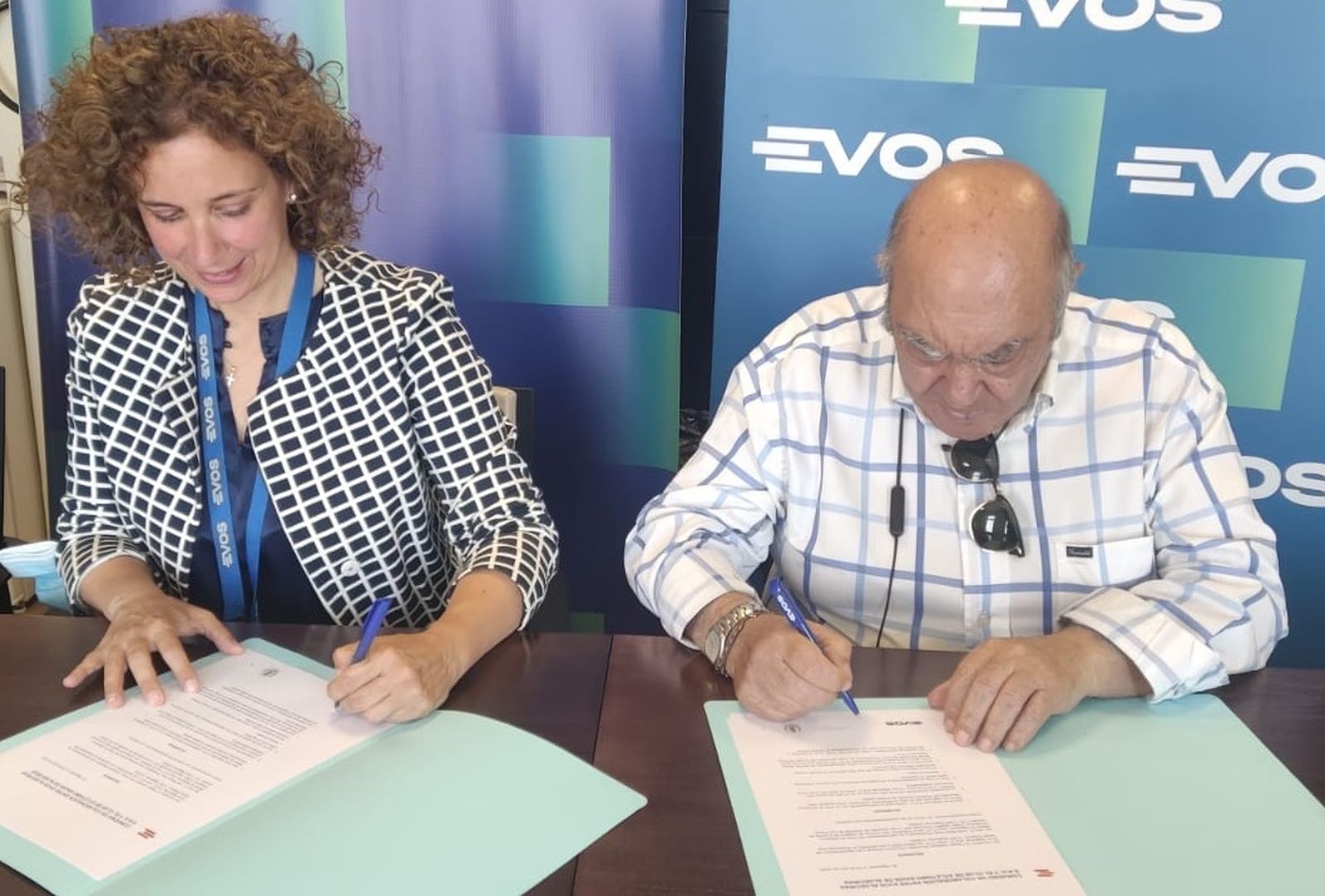Belén Gestoso y Pepe Mota firman el convenio.