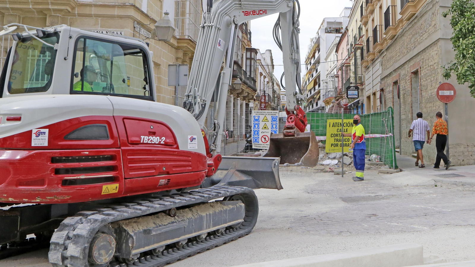 Trabajadores de la construcción con una excavadora en las obras que se realizan en Corredera.