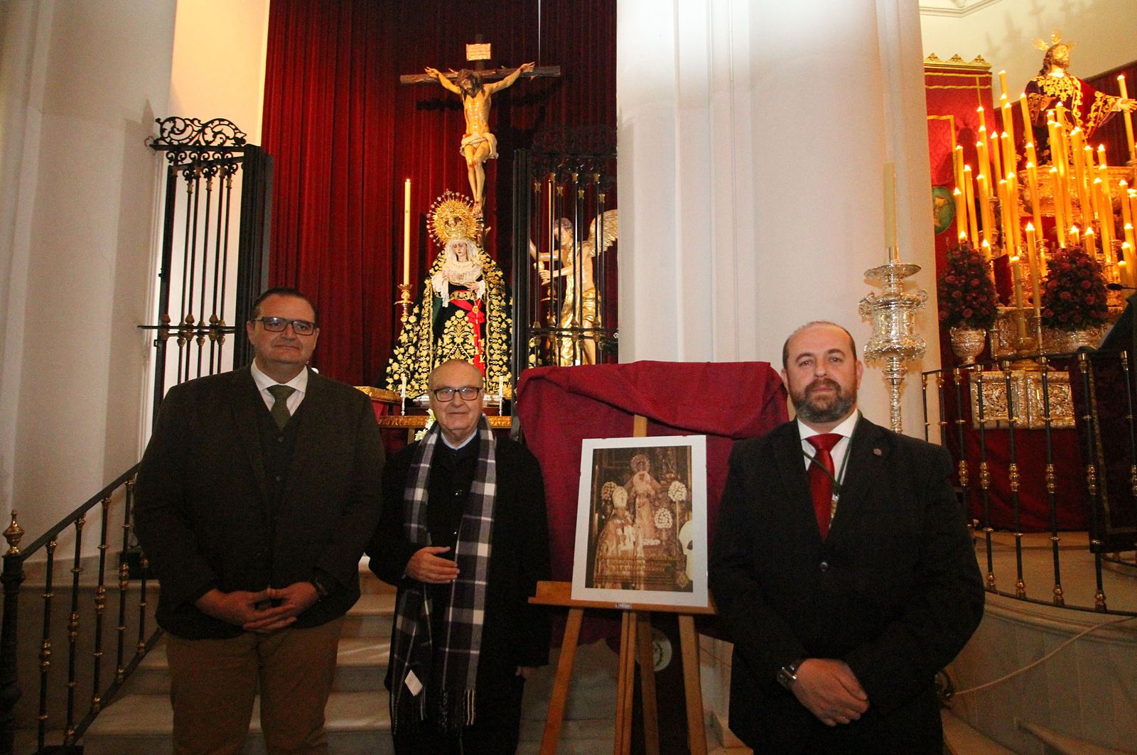 Jerónimo Garrido, Diego Capado y José Carlos García Castillo, ante el cartel del cincuentenario de la Virgen.
