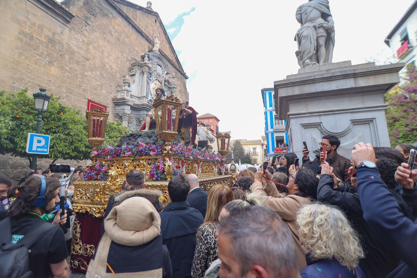 Así vivió Granada la salida de la Hermandad de los Estudiantes 2025
