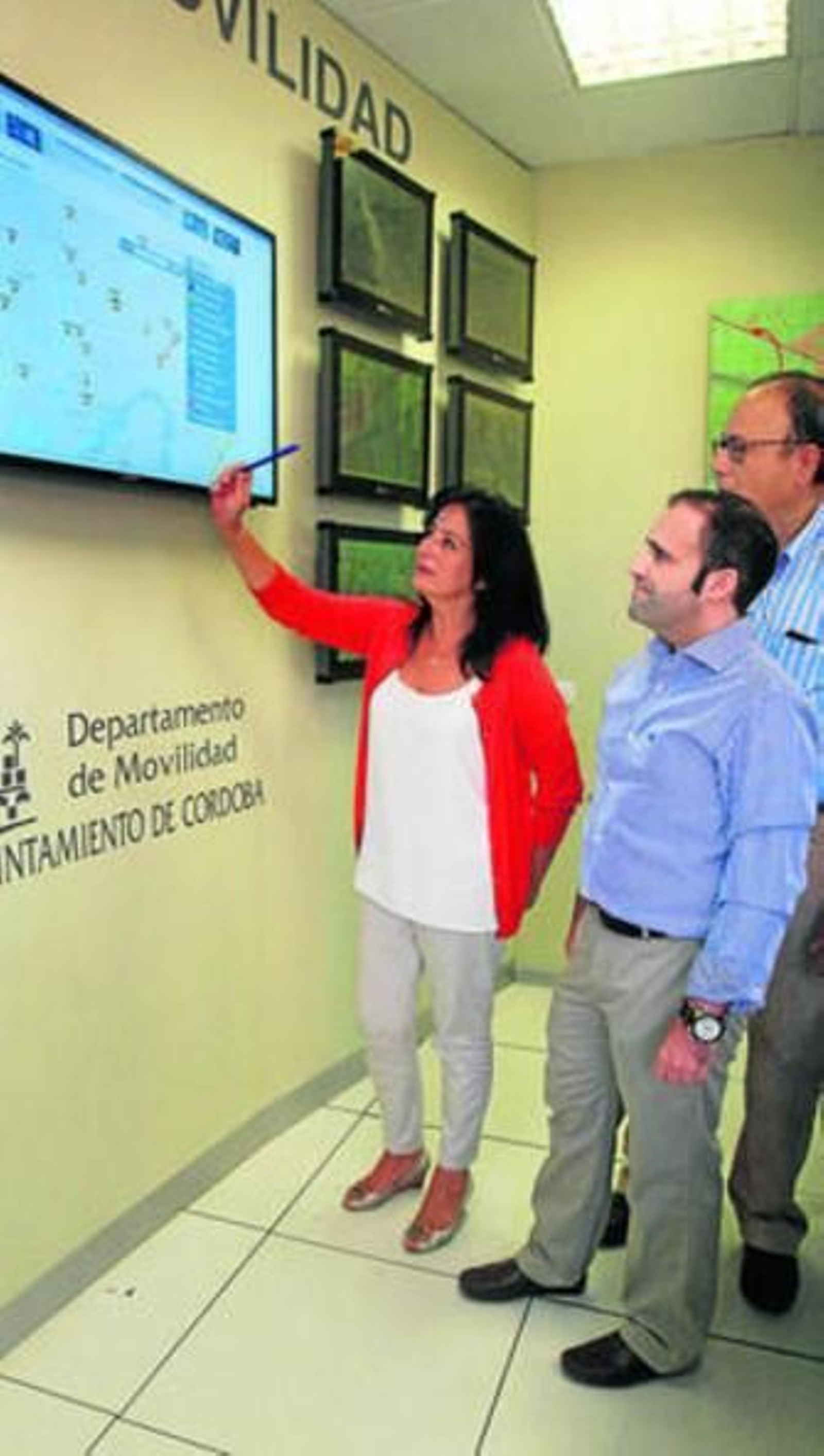 Ana Tamayo muestra la nueva sala de control.