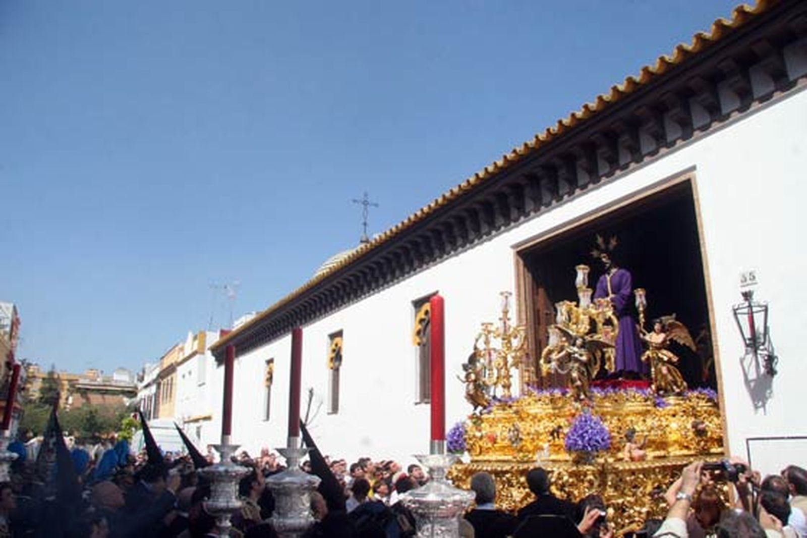 El paso de Misterio de la Hermandad del Cautivo a su salida desde la capilla de Santa Genoveva.

Foto: Belén Vargas