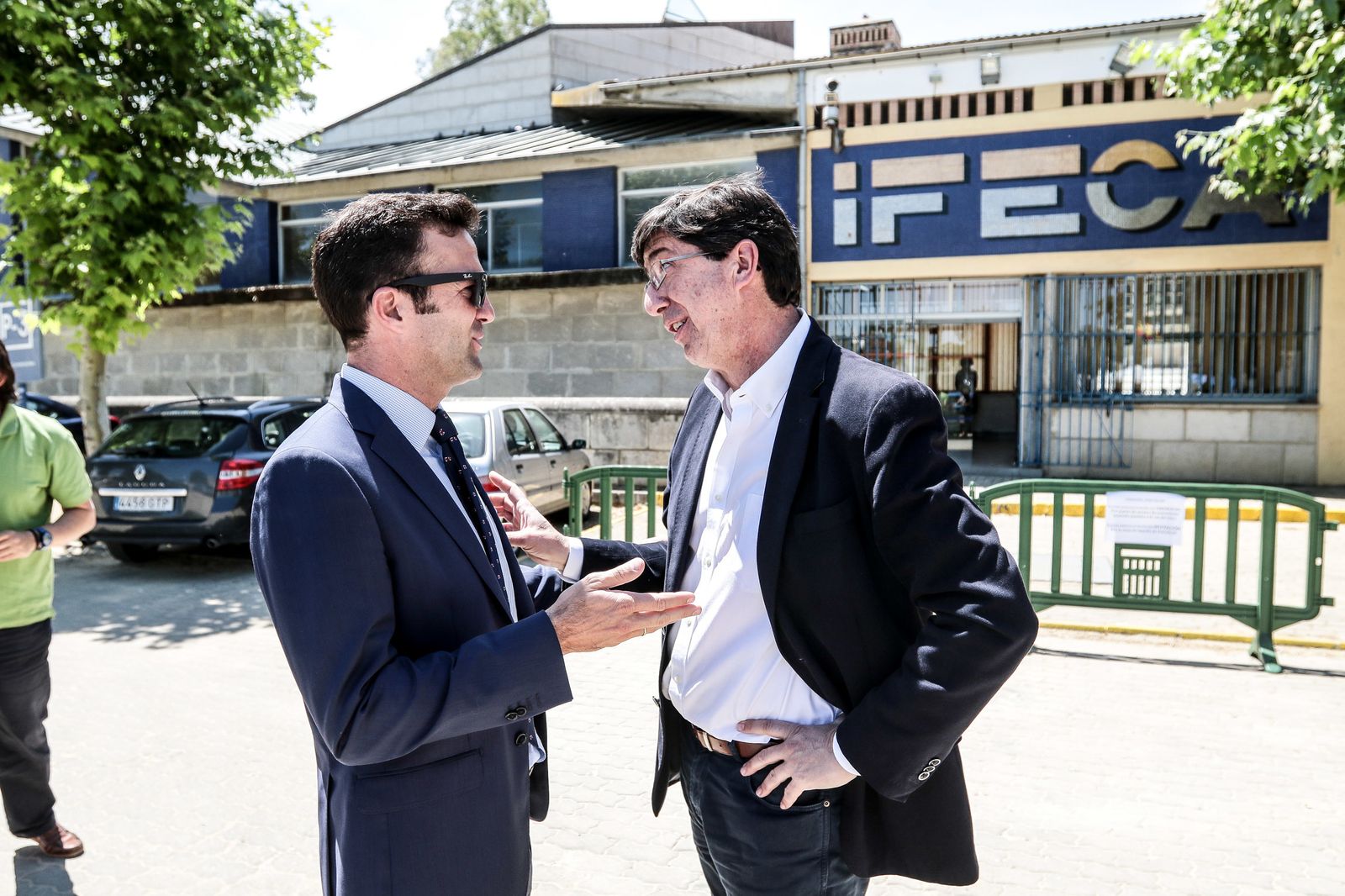 Carlos Pérez conversa ayer con Juan Marín, a su llegada a Ifeca.