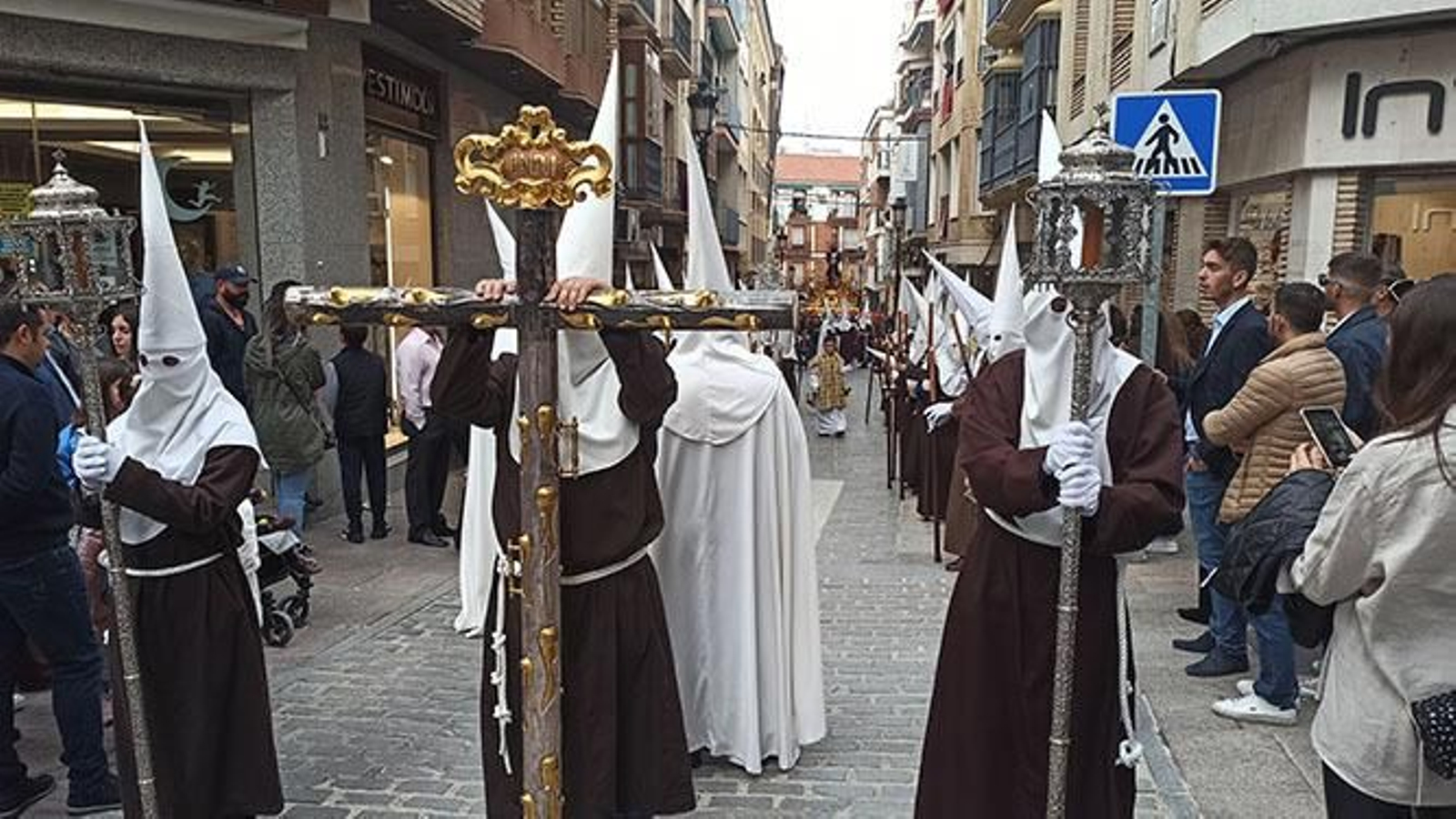 Procesión de la Cofradía Franciscana de Pasión, este Lunes Santo, en Lucena.