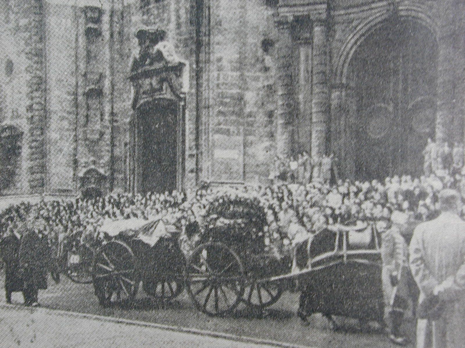 El cortejo fúnebre a su paso por la plaza de la Catedral, en enero de 1947.