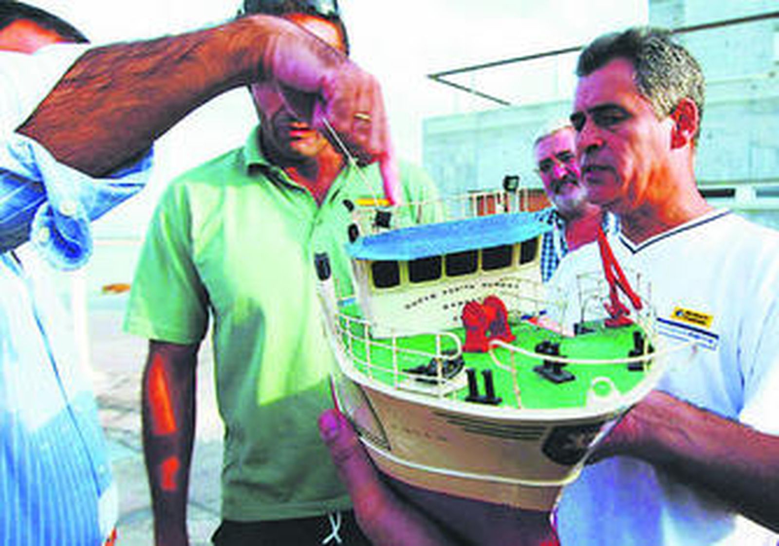 Buzos de la Guardia Civil analizan una maqueta del 'Nuevo Pepita Aurora'.