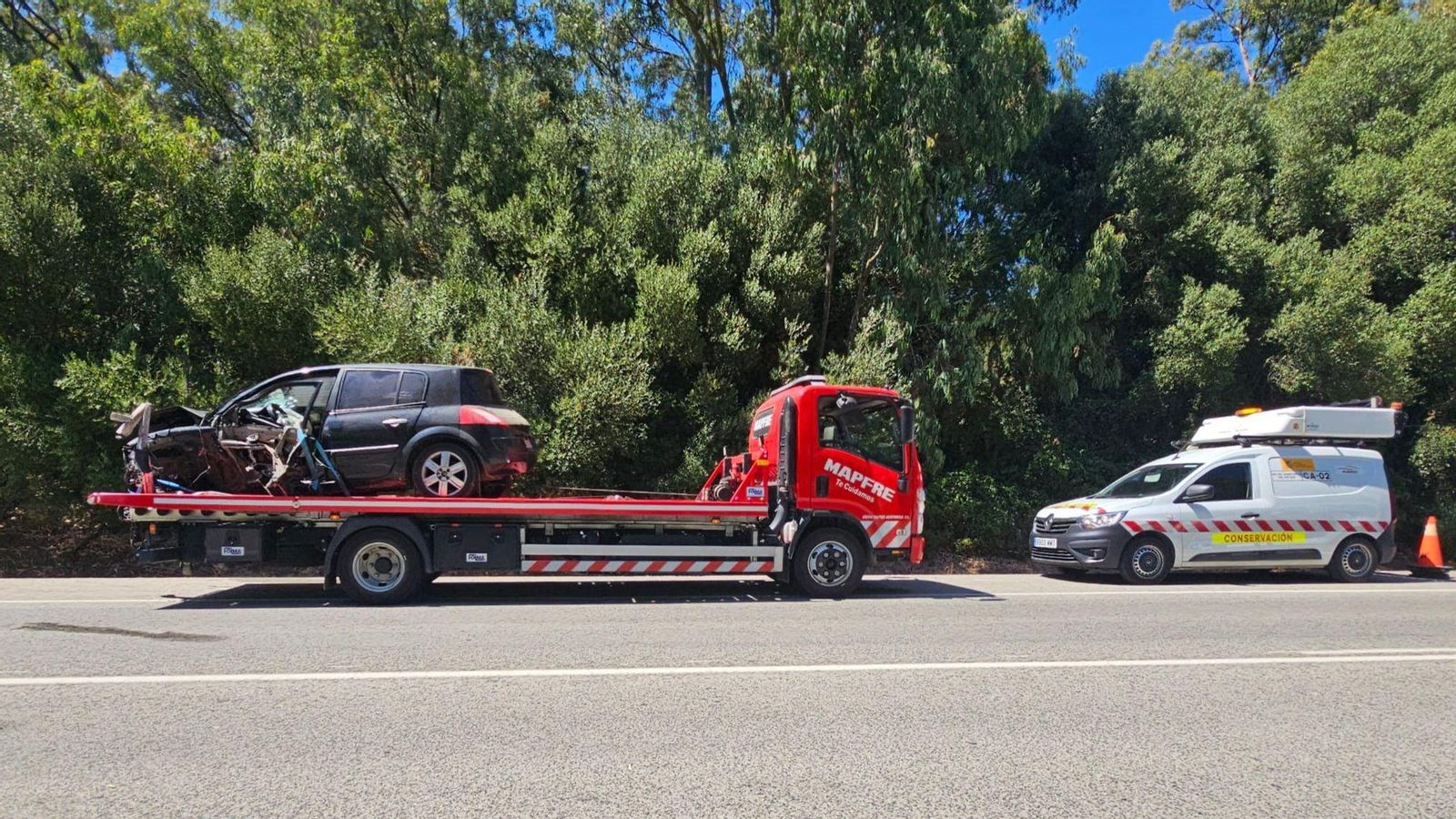 Uno de los vehículos afectados en el accidente entre Algeciras y Tarifa, en la grúa. Uno de los vehículos afectados en el accidente entre Algeciras y Tarifa, en la grúa.