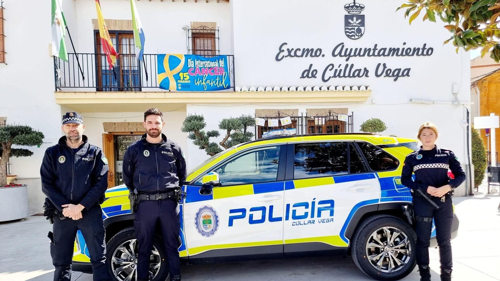 Agentes de la Policía Local de Cúllar Vega junto al nuevo vehículo
