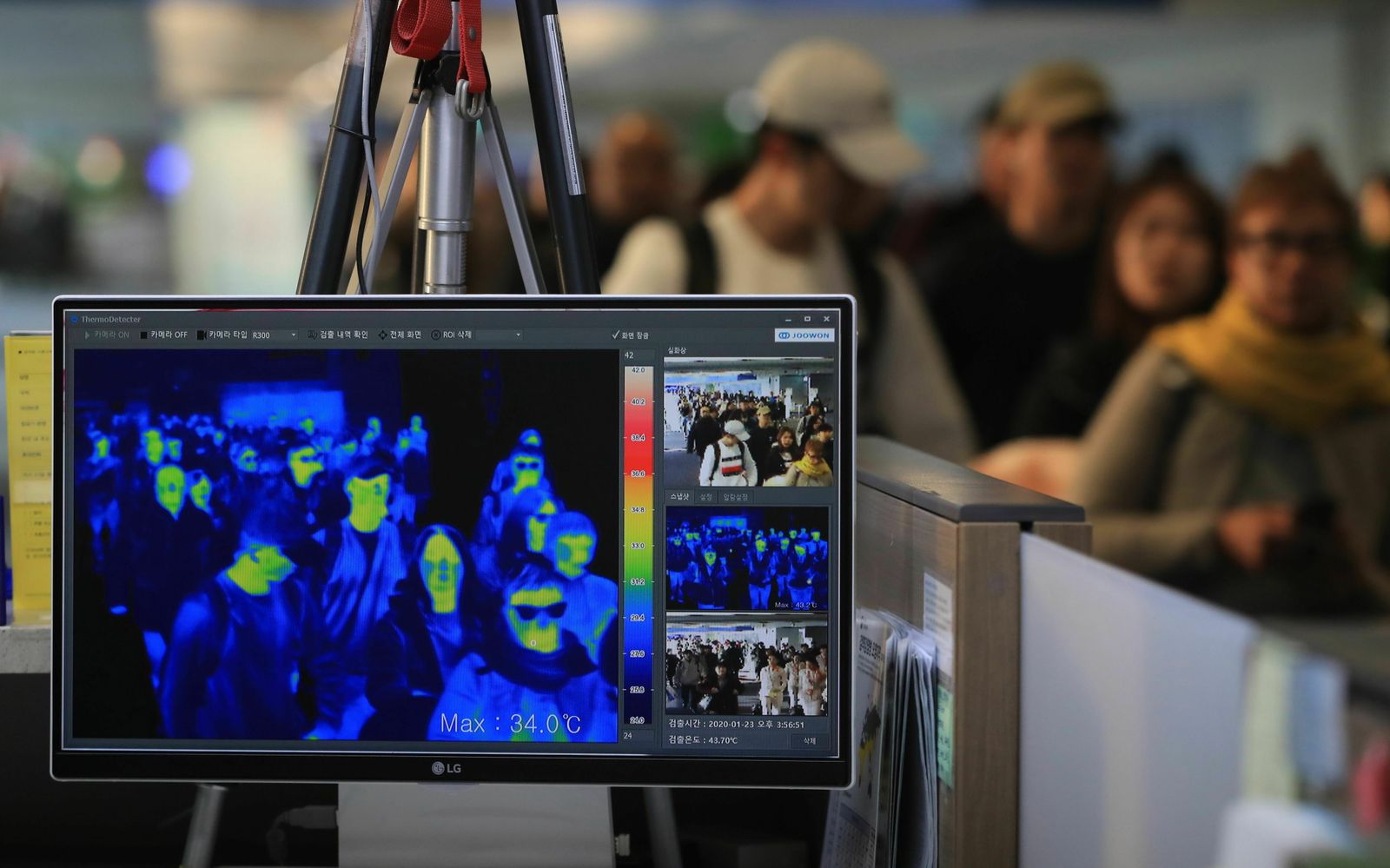 Controles térmicos a los pasajeros que llegan al aeropuerto de Incheon, en Seúl.