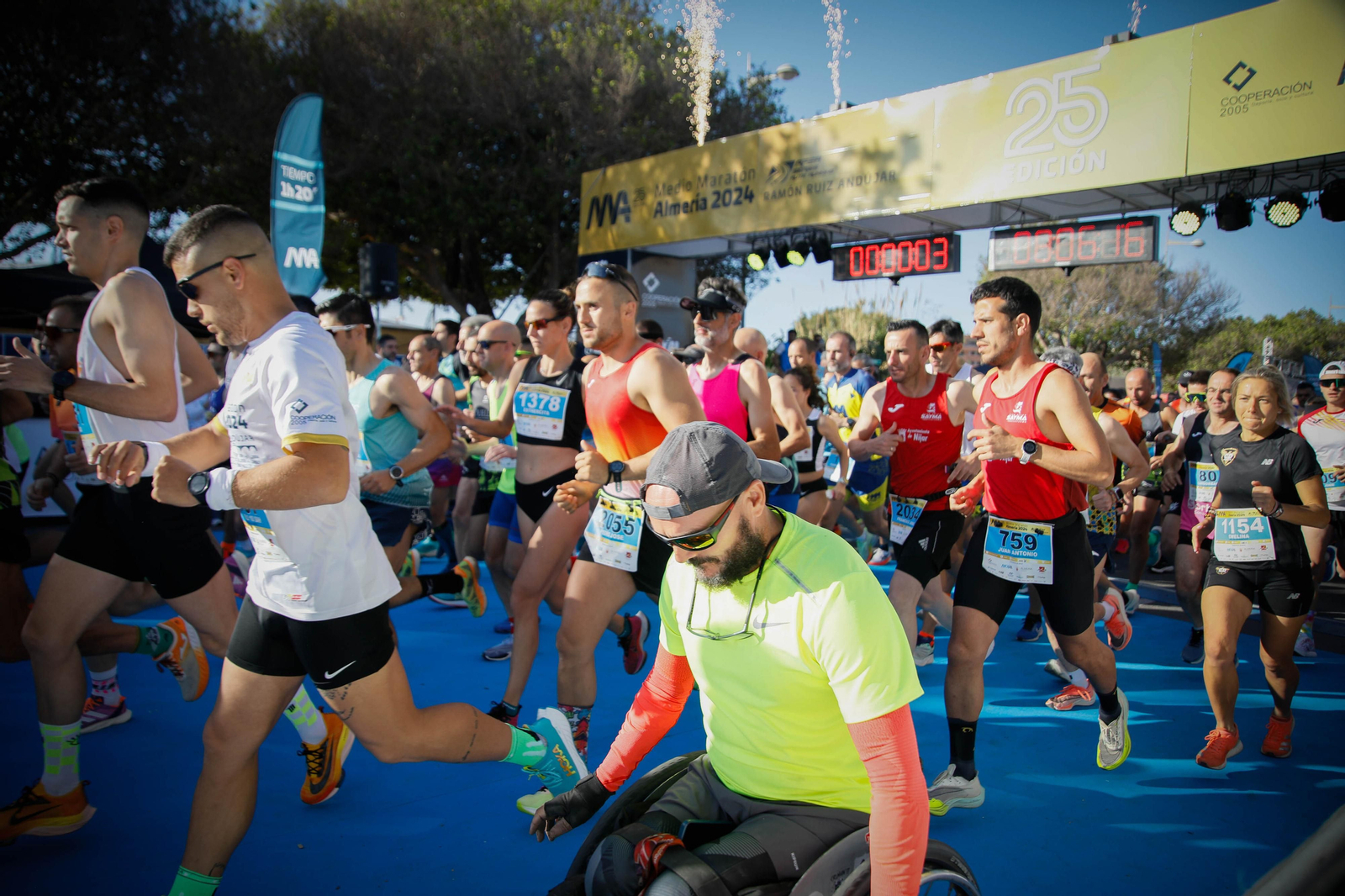 Imágenes de la salida de la Media maratón Ciudad de Almería