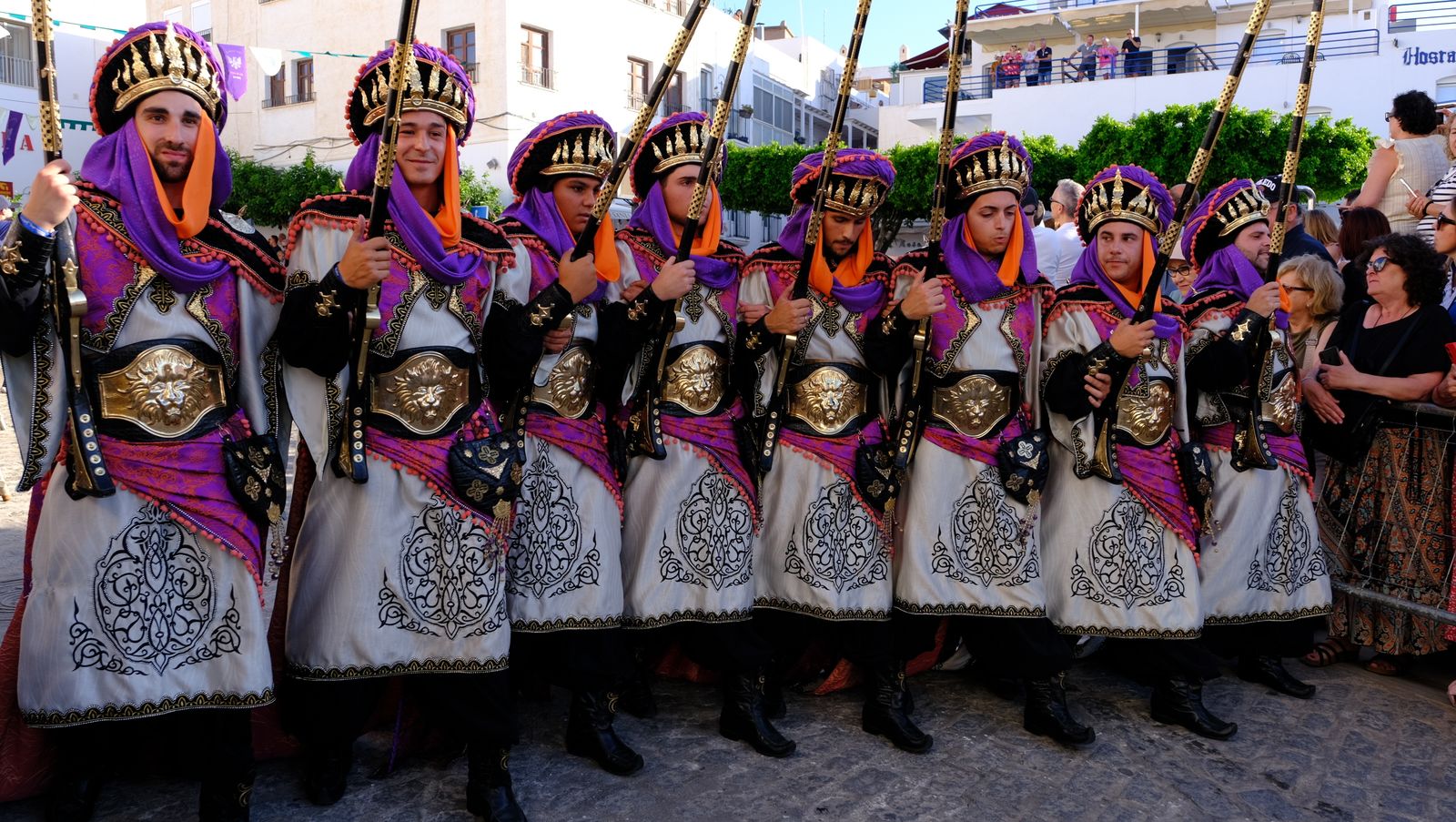 El espectacular desfile de Moros y Cristianos de Mojácar, en imágenes