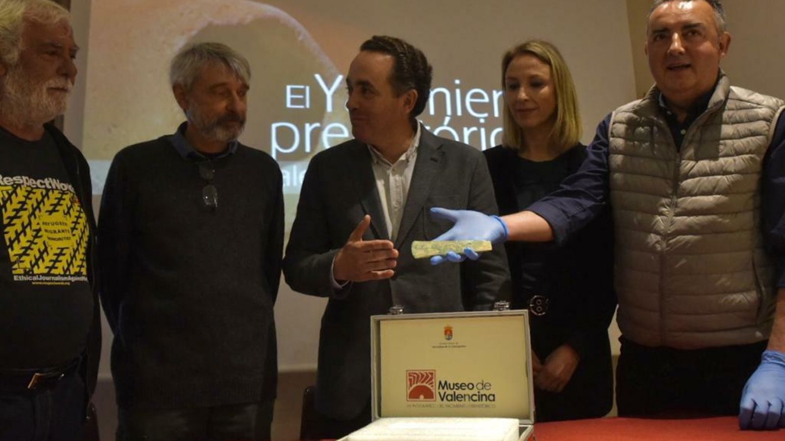 El arqueólogo muestra el hacha junto a la edil de Patrimonio, el alcalde y los dos vecinos que la hallaron, Antonio Ruiz y Gregorio Rubio.