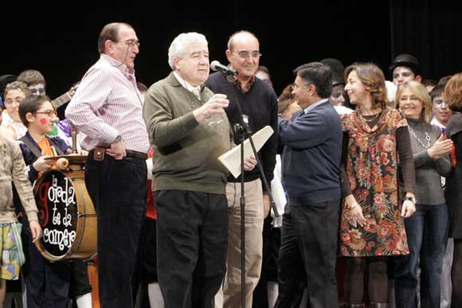 El secretario ofreciendo el veredicto en presencia del jurado

Foto: Lourdes de Vicente