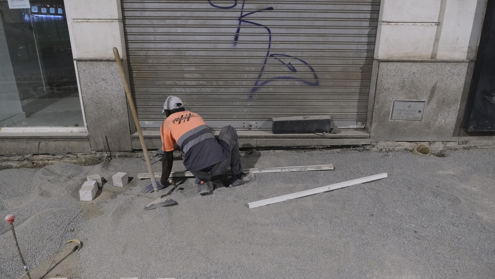 Las obras de peatonalización del Paseo de Almería entran en el turno de noche, en imágenes