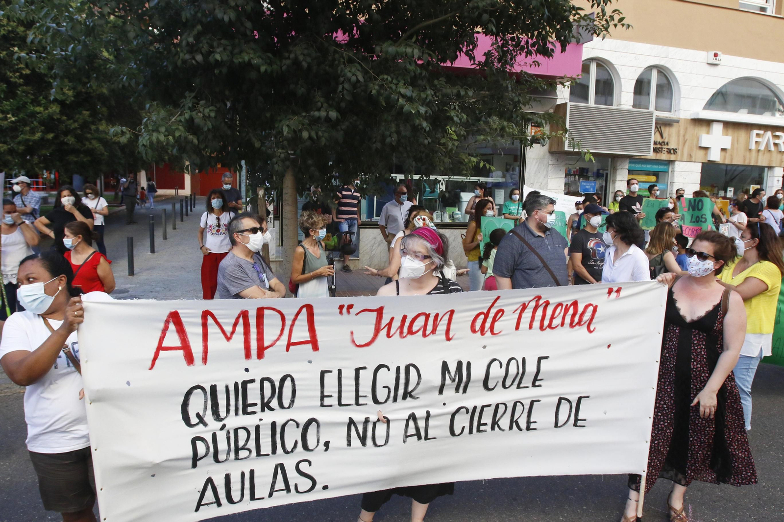 Las imágenes de la concentración contra el cierre de unidades en Córdoba
