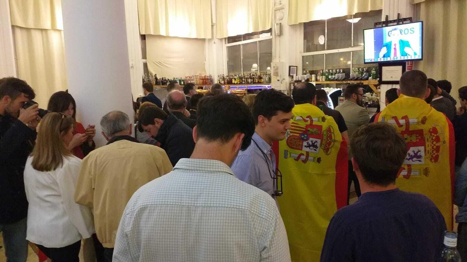 Afiliados y simpatizantes de Vox esta noche en los Baños del Carmen.