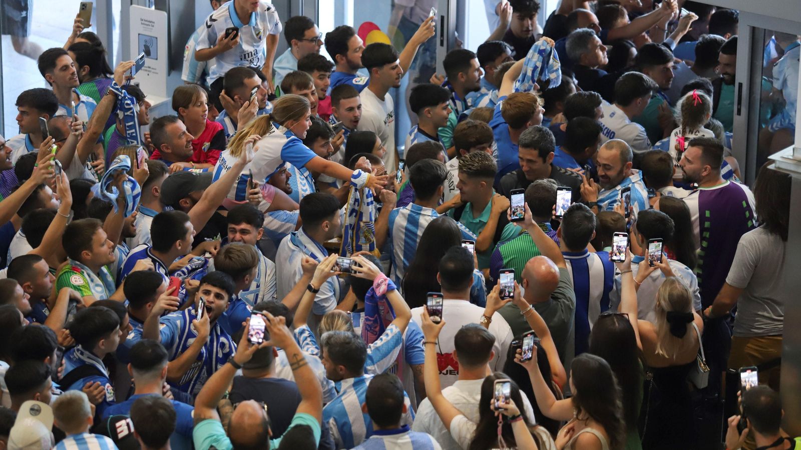 Las fotos de la afición despidiendo al Málaga en el aeropuerto antes de ir a Tarragona