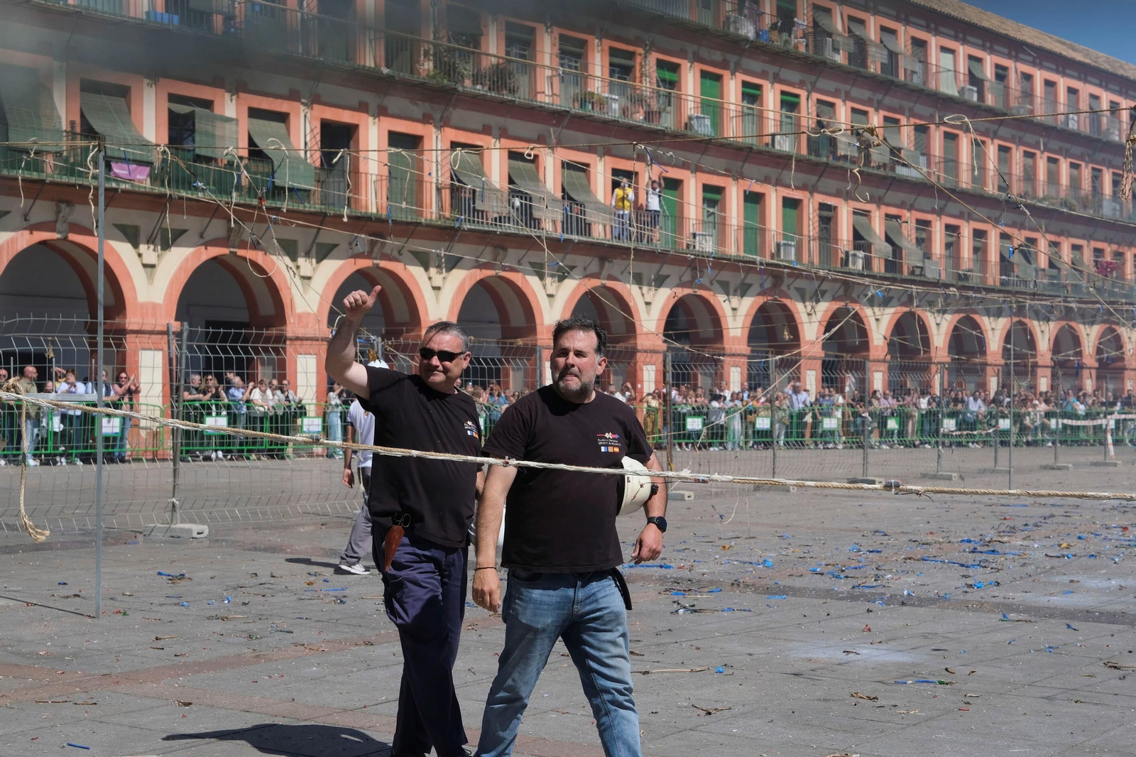 La 'máscletá' y el desfile de 'belleses' alicantinas celebrado en la plaza de la Corredera de Córdoba, en imágenes