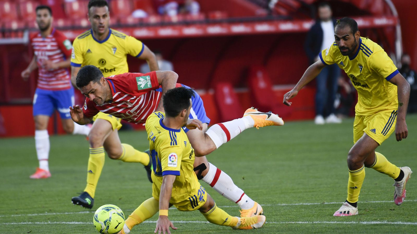 Especialmente dolorosa fue el tropiezo en Los Cármenes frente al Cádiz.