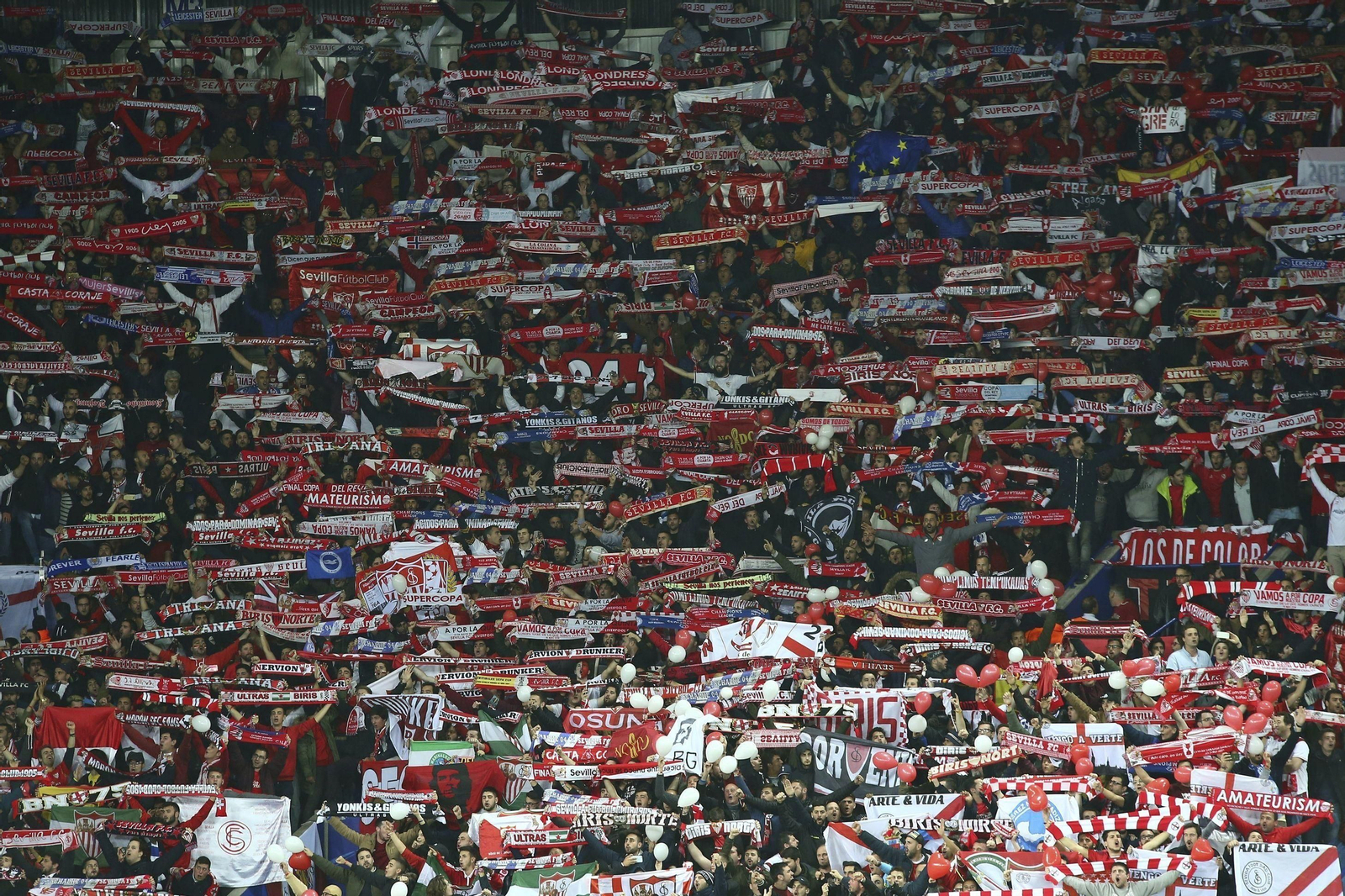 Espectacular imagen de los 2.000 aficionados que alentaron con profusión al Sevilla en Leicester.