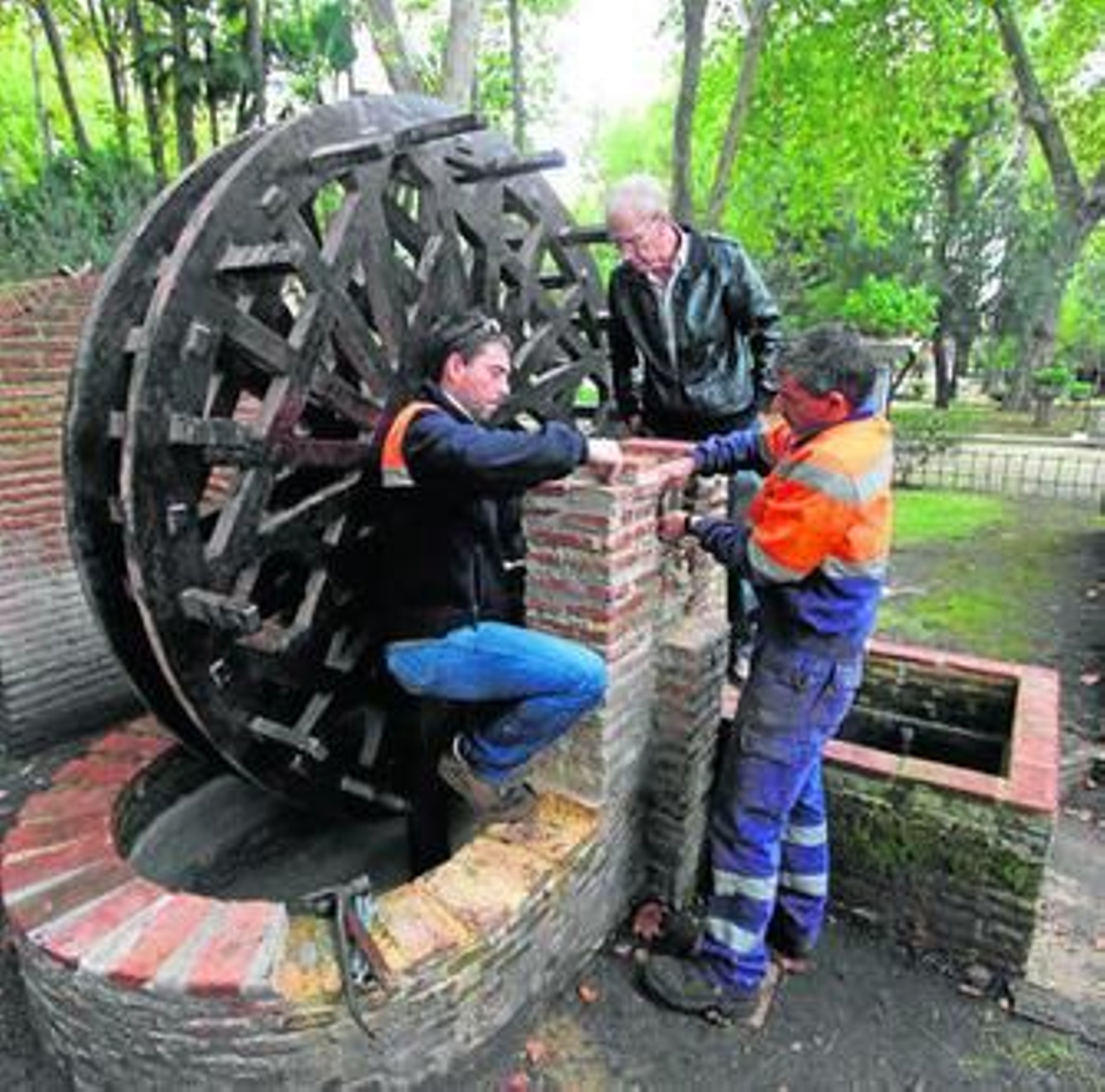 Imagen de los trabajos de recolocación de la noria en el parque María Cristina, ayer. Imagen de los trabajos de recolocación de la noria en el parque María Cristina, ayer.