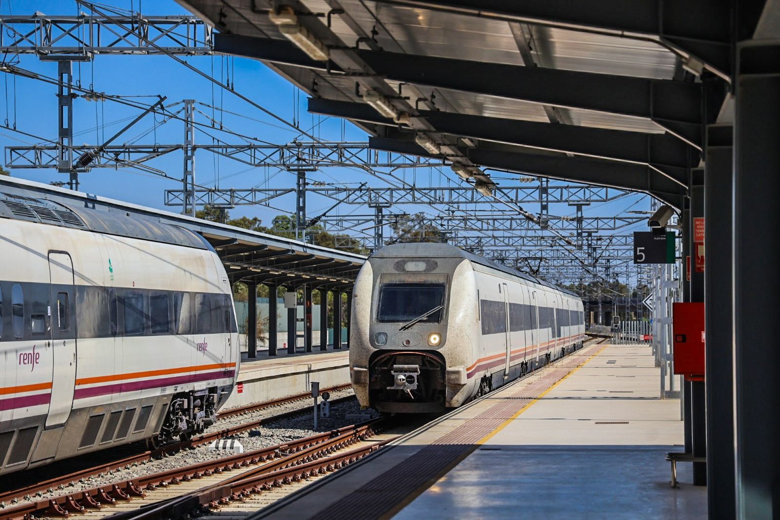 Varios trenes en la estación ferroviaria de Huelva.