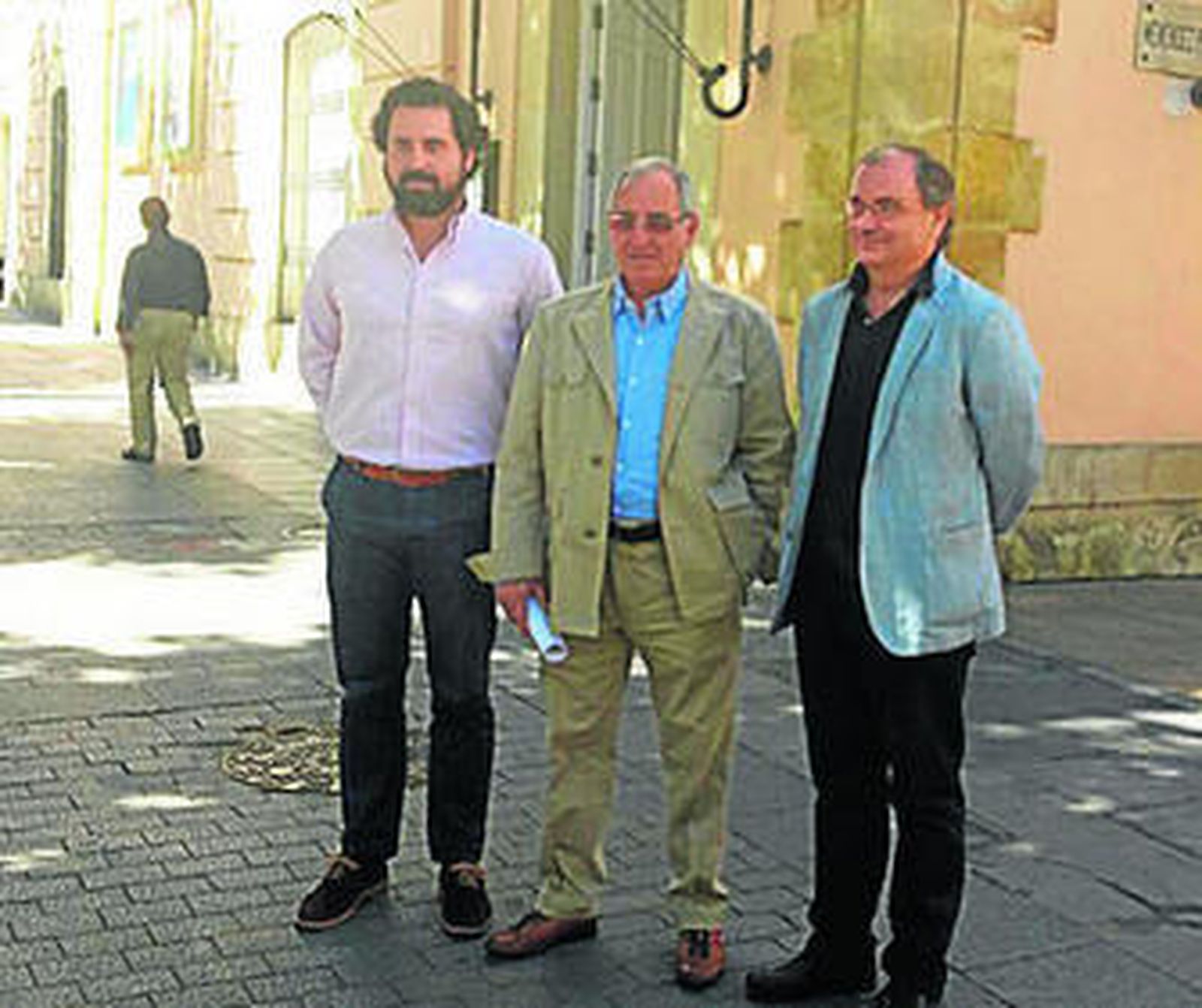 José Luis Vilches, en el centro, con miembros de Ciudadanos, ayer en la entrada del Gran Teatro.