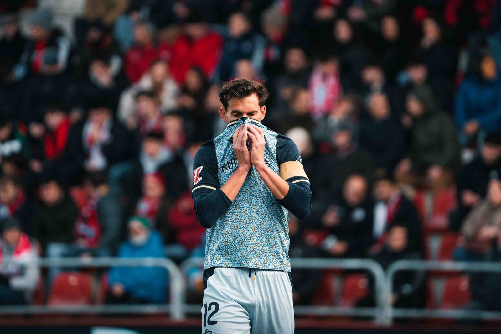 Baptistao se lleva las manos a la cara tras fallar una ocasión