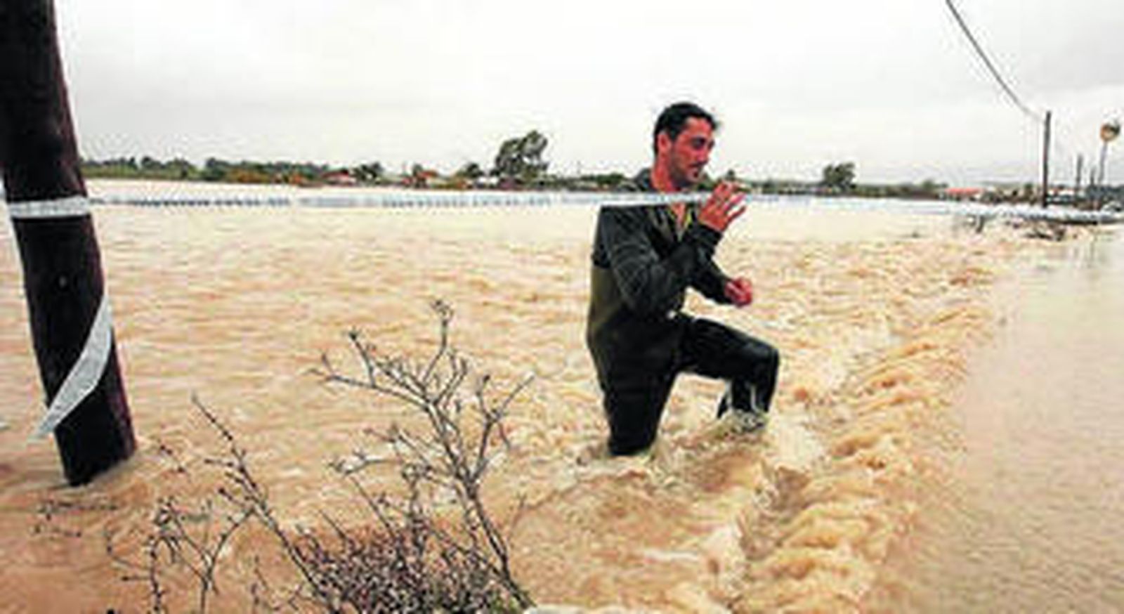 Un joven atraviesa el tramo de carretera cortado en Las Pachecas.